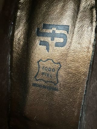 Zapatos de tacón marrones con hebilla