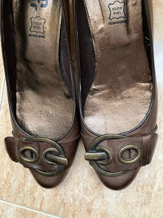 Zapatos de tacón marrones con hebilla