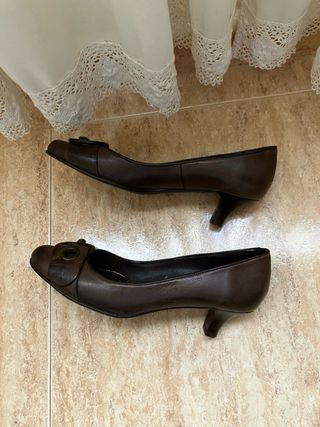 Zapatos de tacón marrones con hebilla