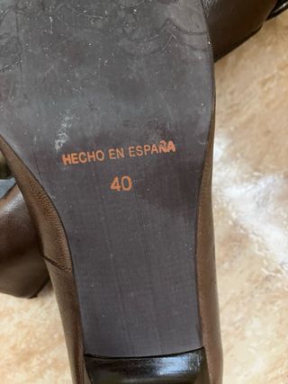 Zapatos de tacón marrones con hebilla