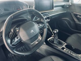 Peugeot 2008 versión Allure (2021)