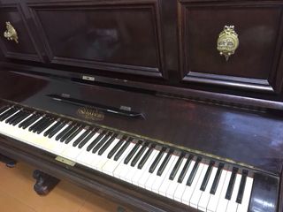Piano antiguo de madera oscura