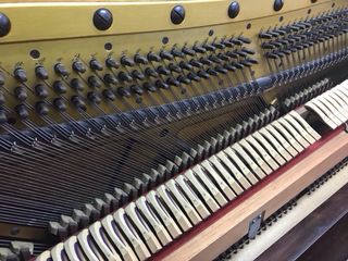 Piano antiguo de madera oscura