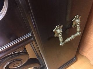 Piano antiguo de madera oscura