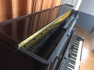 Piano antiguo de madera oscura