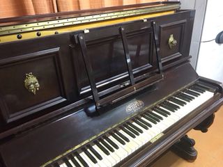 Piano antiguo de madera oscura