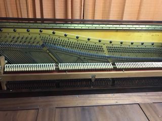 Piano antiguo de madera oscura