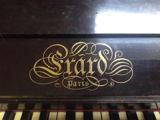 Piano antiguo de madera oscura