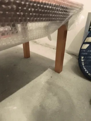 Mesa de centro de madera y plástico