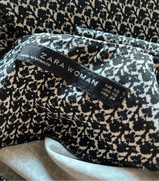 Blusa Zara Estampada Gris y Negra Talla XS