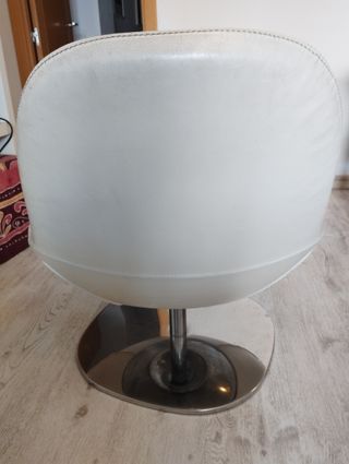 Sillón giratorio IKEA blanco y plateado