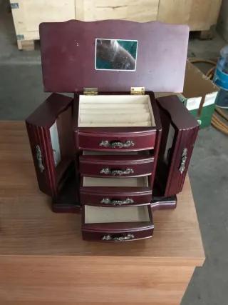 Joyero de madera con cajones