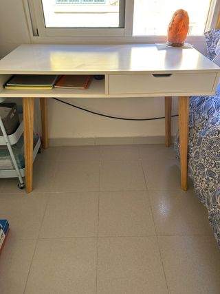 Escritorio blanco con cajón y estante