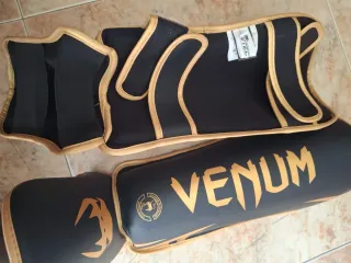 Espinilleras Venum Negras y Doradas