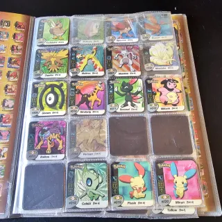 Álbum Panini Pokémon Staks Incompleto