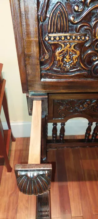 Bargueño antiguo de madera tallada