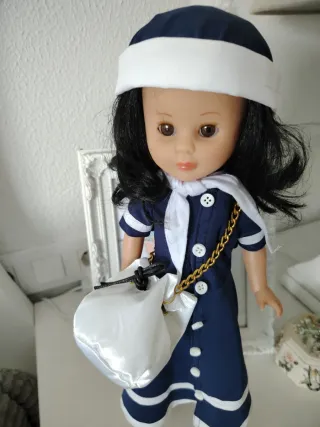 Muñeca Kika con vestido marinero.