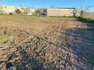 Se alquila parcela vallada de 850 metros