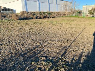 Se alquila parcela vallada de 850 metros