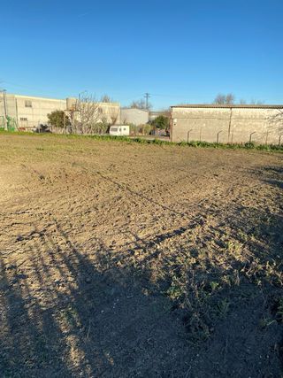 Se alquila parcela vallada de 850 metros