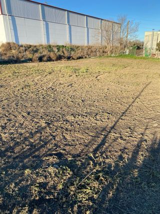 Se alquila parcela vallada de 850 metros