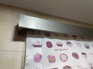 Tenda a rullo con galleria color acciaio