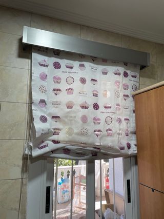 Tenda a rullo con galleria color acciaio