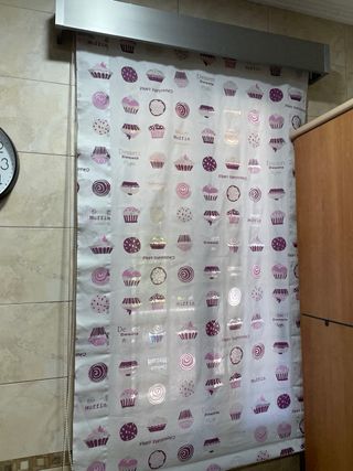 Tenda a rullo con galleria color acciaio