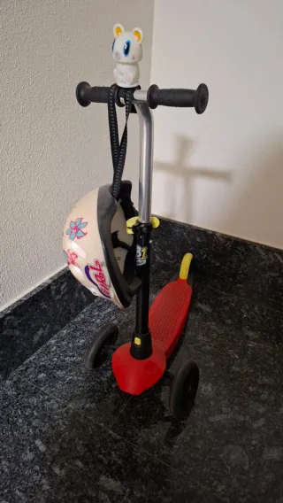 Patinete infantil rojo con casco