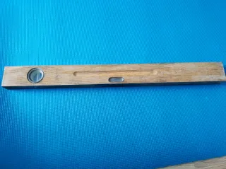 Nivel antiguo de madera y metal