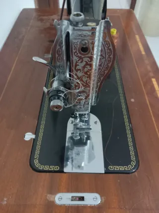 Máquina de coser Alfa antigua
