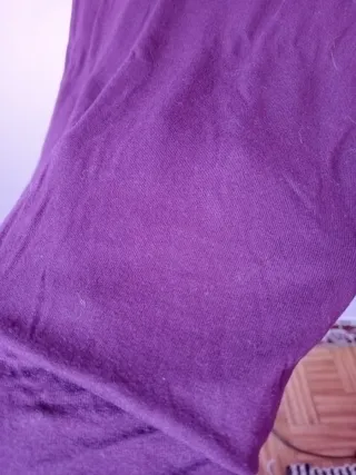 Camiseta sin mangas morada con texto