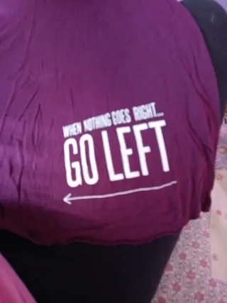 Camiseta sin mangas morada con texto