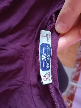 Camiseta sin mangas morada con texto