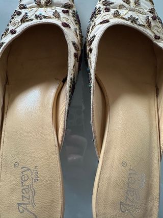 Zapatos Azarey Beige con Bordado Multicolor