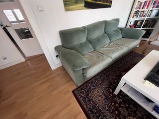 Sofá familiar verde, cómodo y amplio