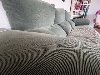 Sofá familiar verde, cómodo y amplio