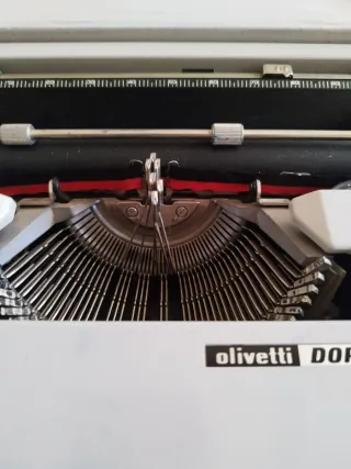 Máquina de escribir Olivetti Dora