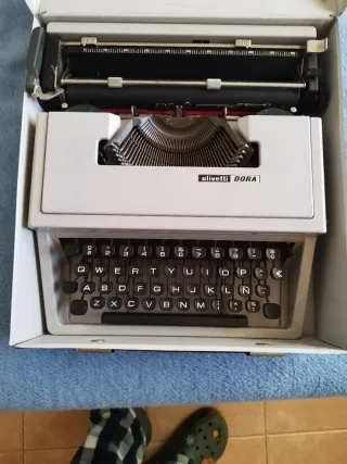 Máquina de escribir Olivetti Dora