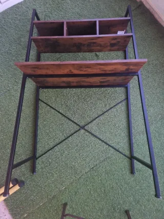 Escritorio minimalista con estantes