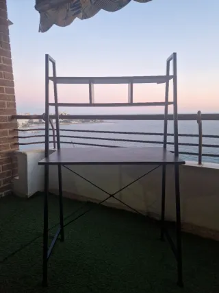 Escritorio minimalista con estantes