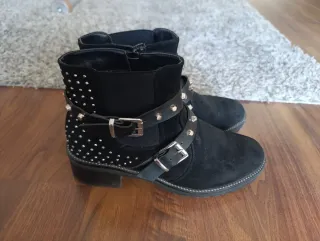 Botines negros con tachuelas y hebillas