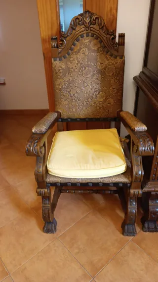 2 butacas antiguas de madera y como como un cuero