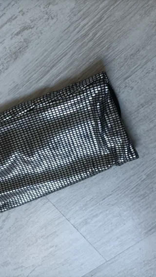 Mono fiesta plateado brillante con lazo