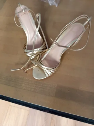 Sandalias de fiesta doradas elegantes.