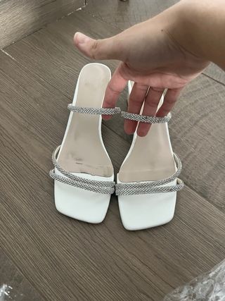 Tacones blancos brillantes con tiras