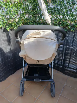 Silla de paseo Twistshake color beige.