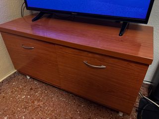 Mueble de madera con 2 puertas