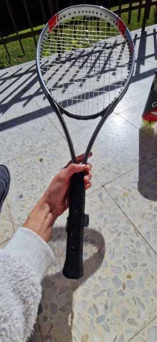 Raqueta y pelotas de tenis