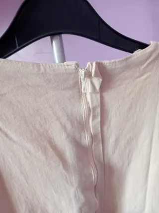 Vestido beige con detalles de encaje